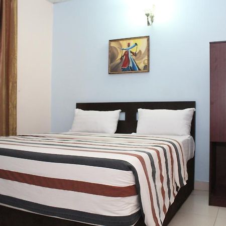 Bluespring Hotel Maryland Bagian luar foto