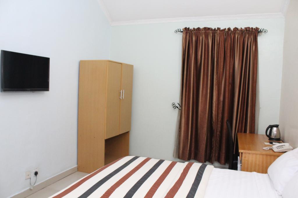 Bluespring Hotel Maryland Bagian luar foto