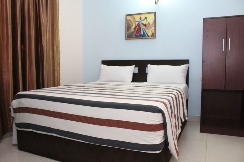 Bluespring Hotel Maryland Bagian luar foto