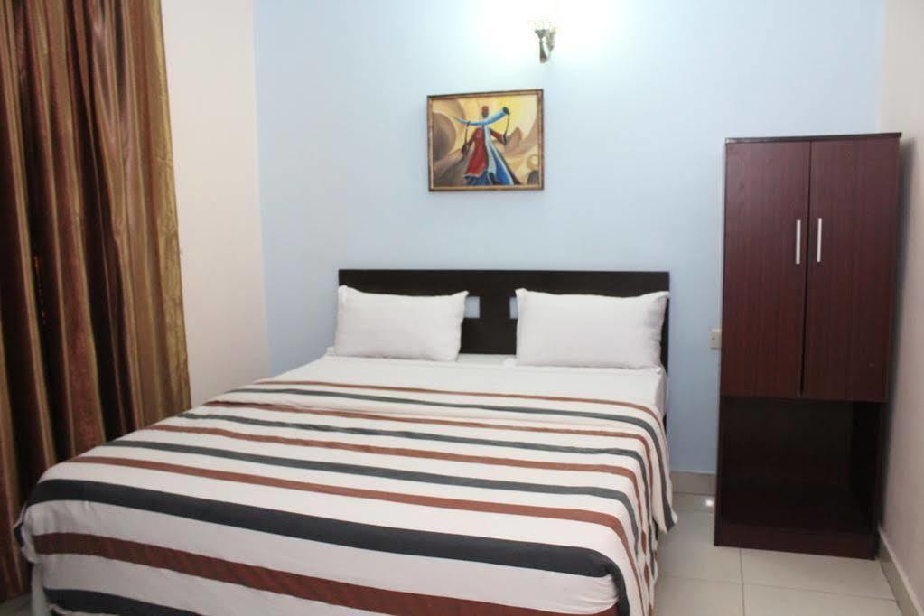 Bluespring Hotel Maryland Bagian luar foto