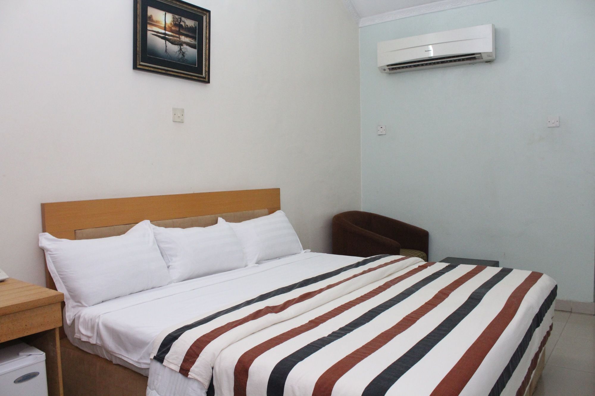 Bluespring Hotel Maryland Bagian luar foto