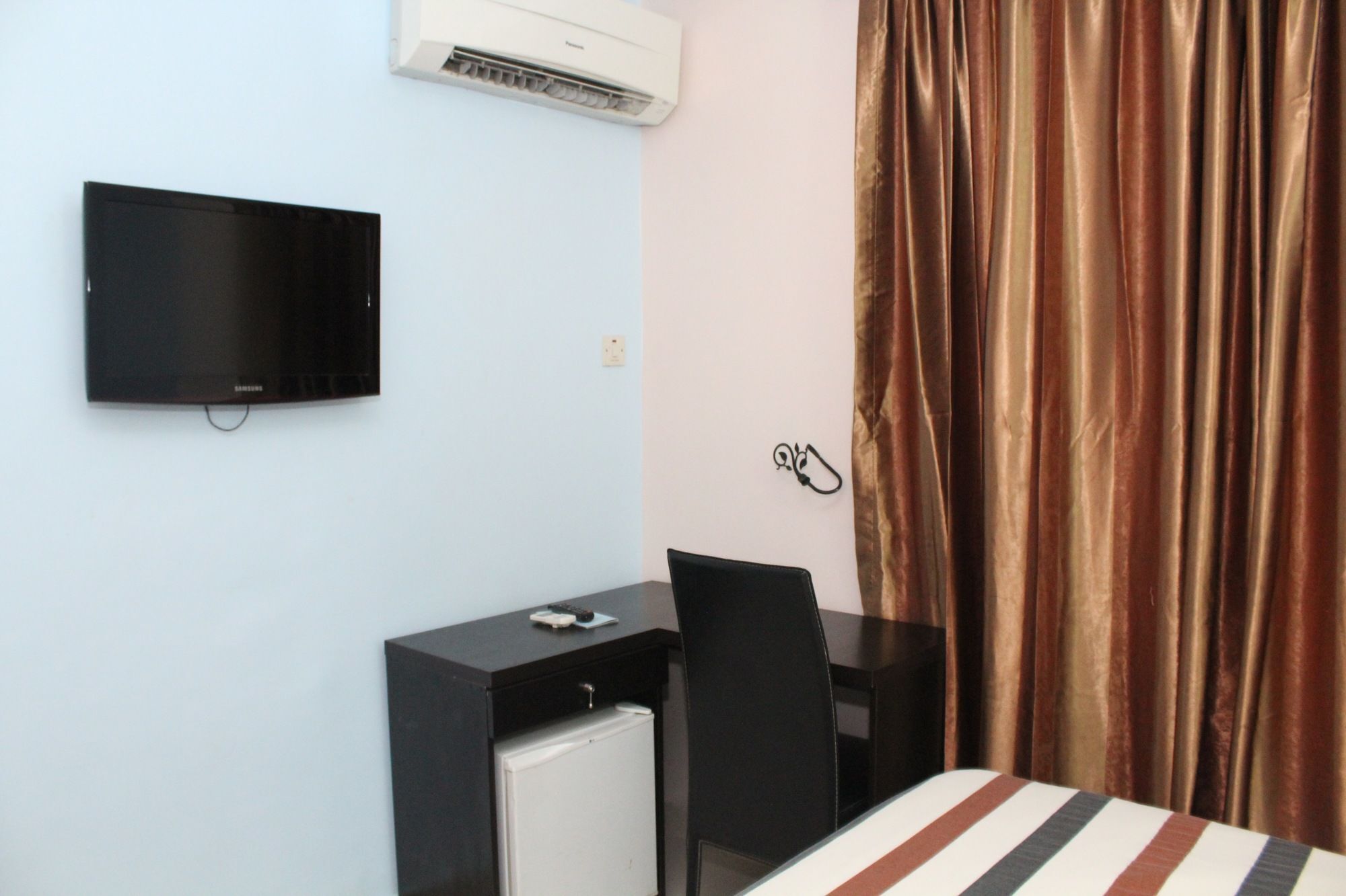 Bluespring Hotel Maryland Bagian luar foto