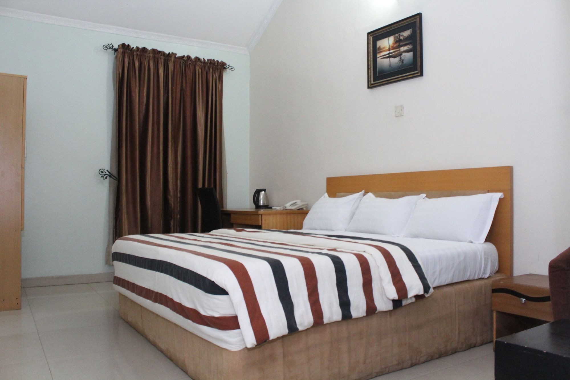 Bluespring Hotel Maryland Bagian luar foto