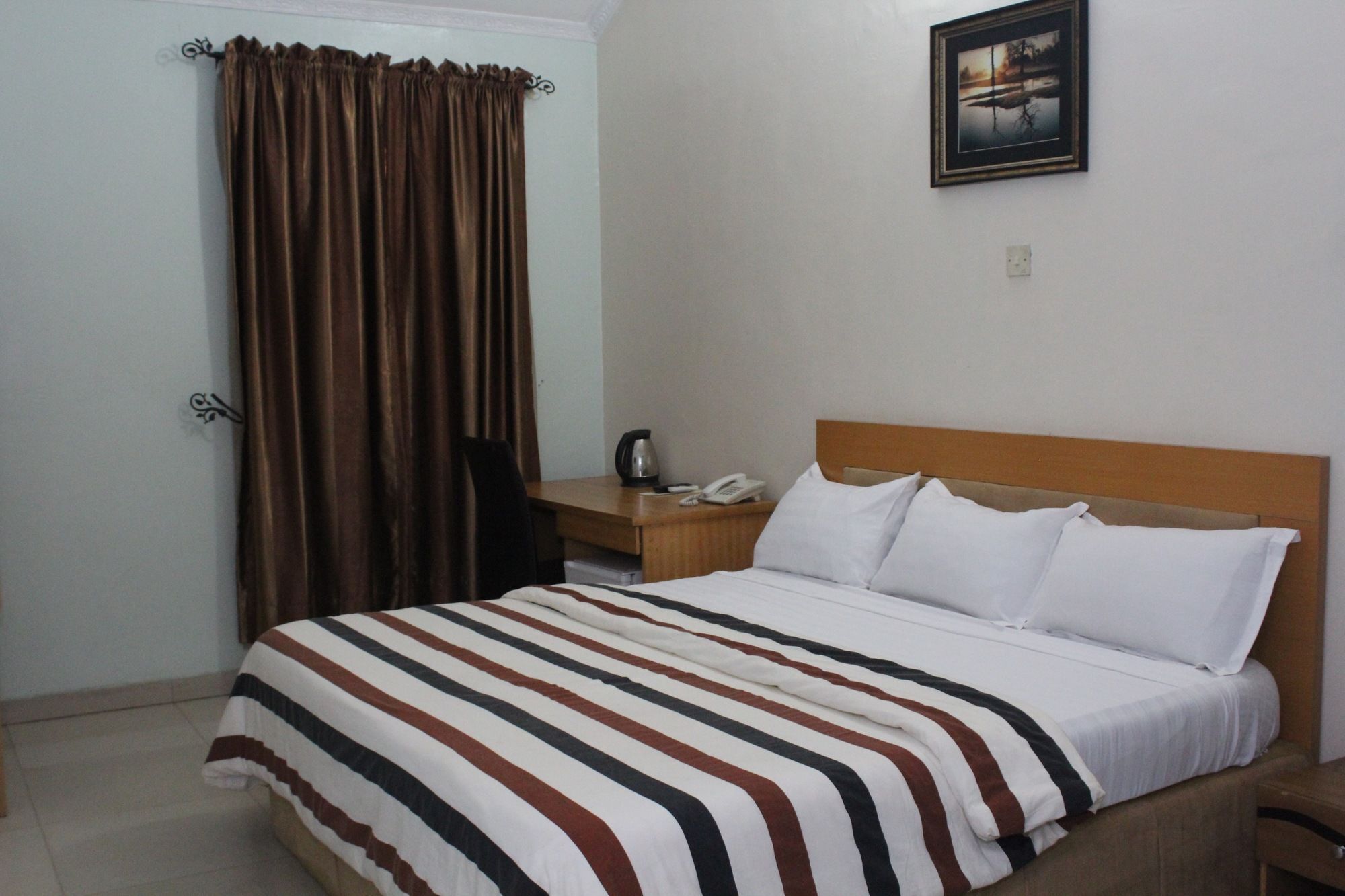 Bluespring Hotel Maryland Bagian luar foto