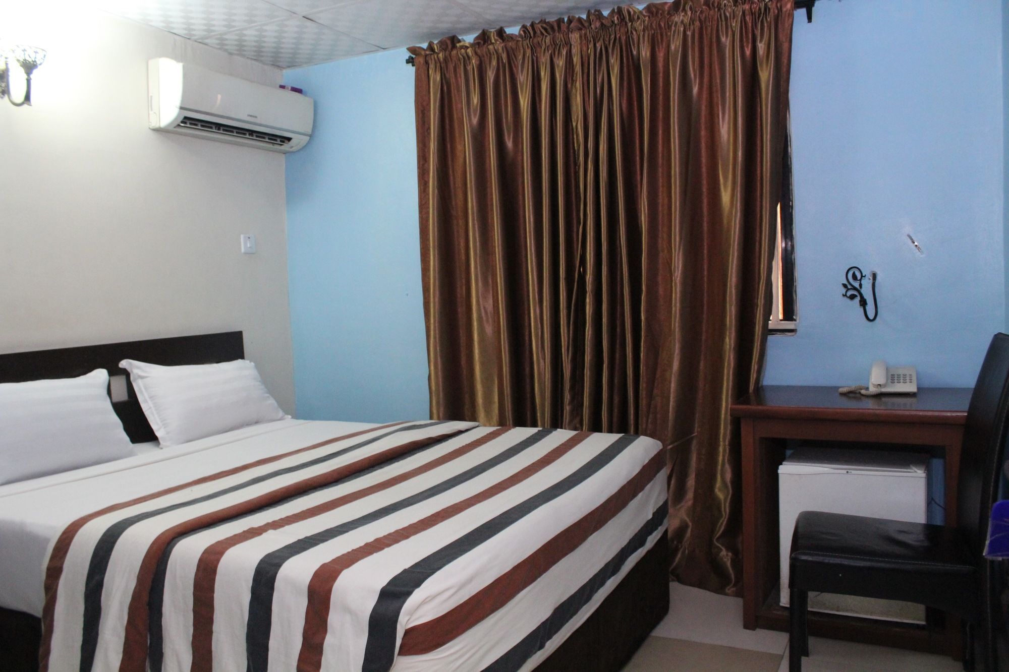 Bluespring Hotel Maryland Bagian luar foto