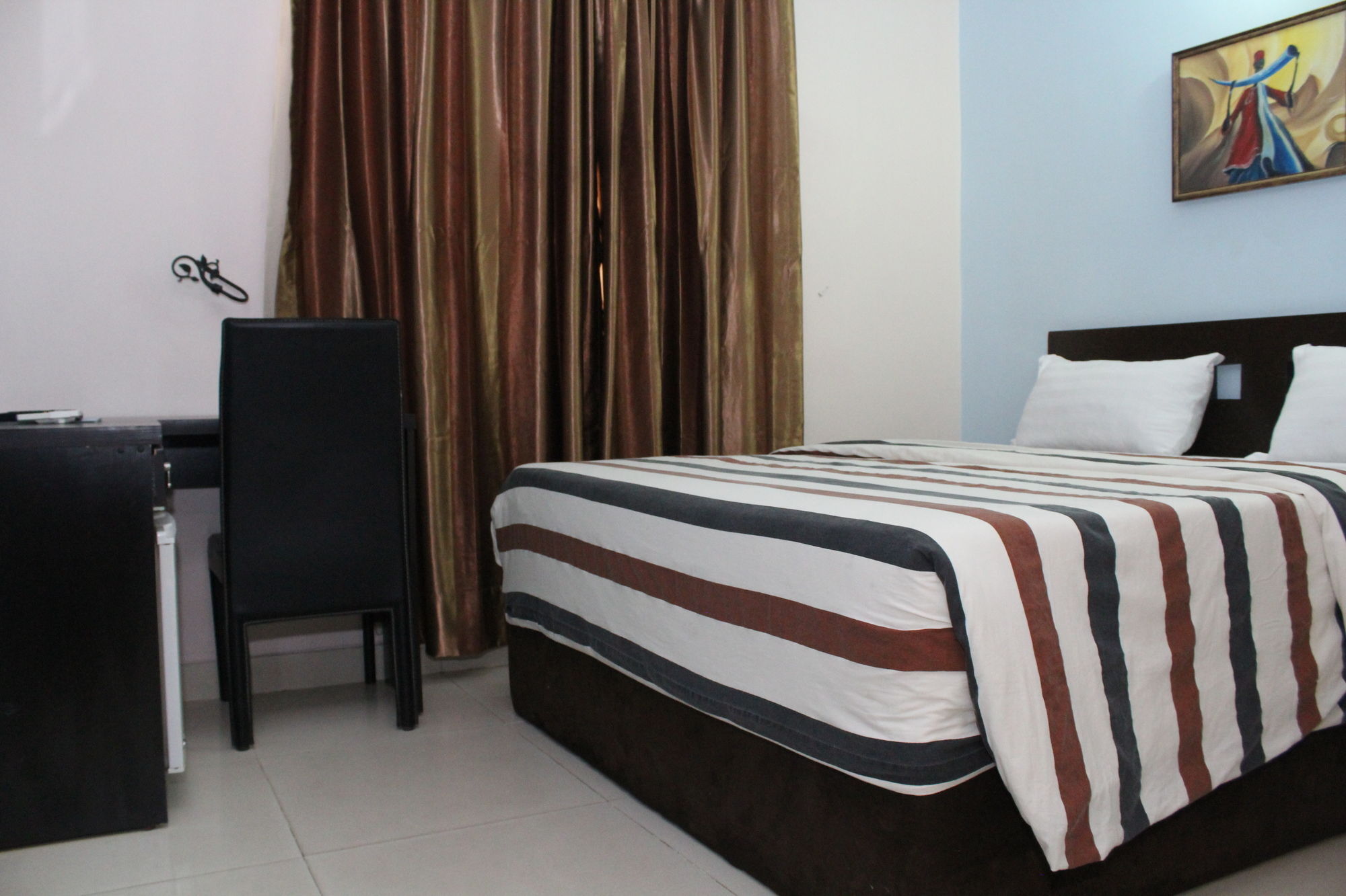 Bluespring Hotel Maryland Bagian luar foto