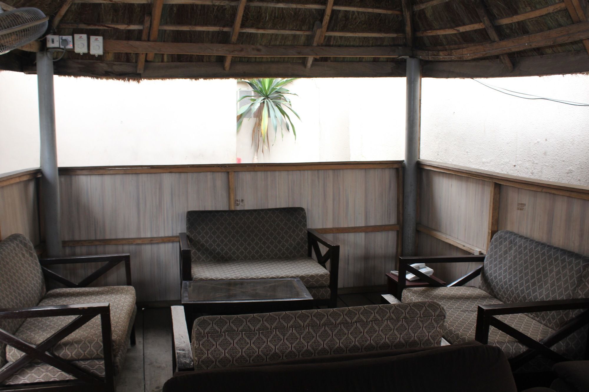 Bluespring Hotel Maryland Bagian luar foto