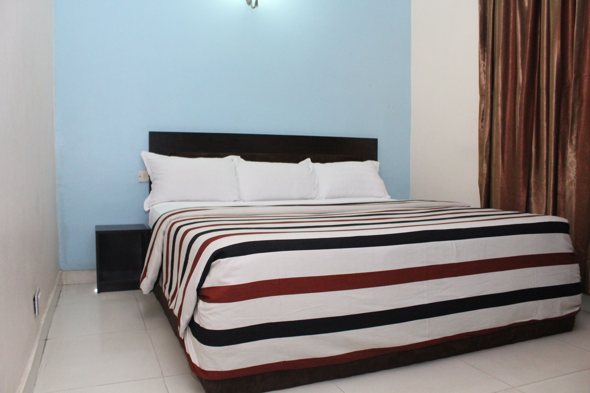 Bluespring Hotel Maryland Bagian luar foto