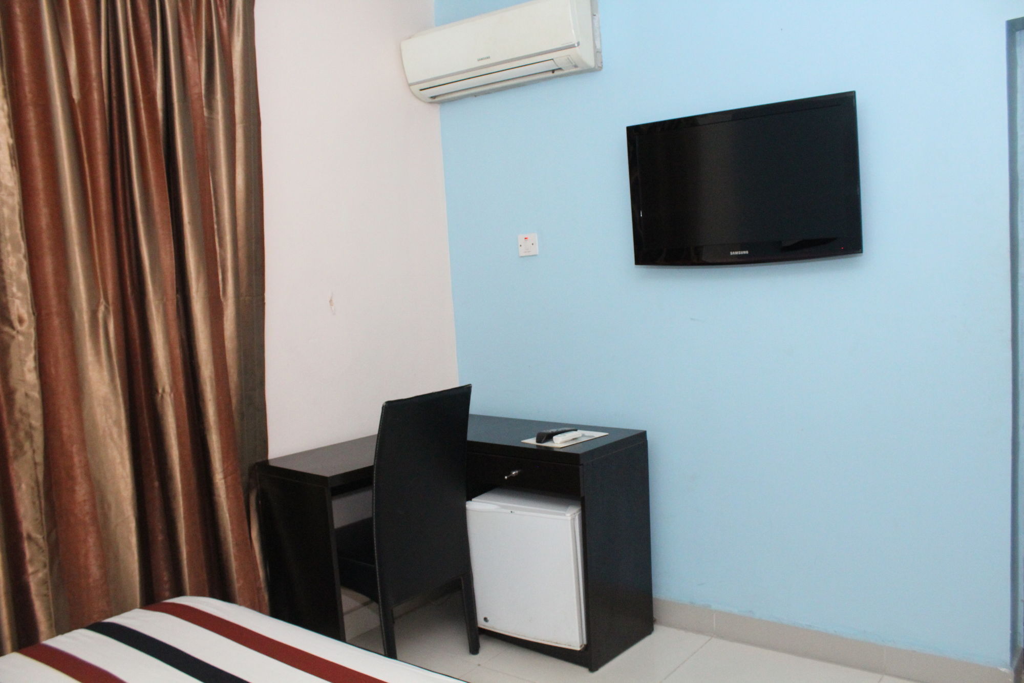 Bluespring Hotel Maryland Bagian luar foto