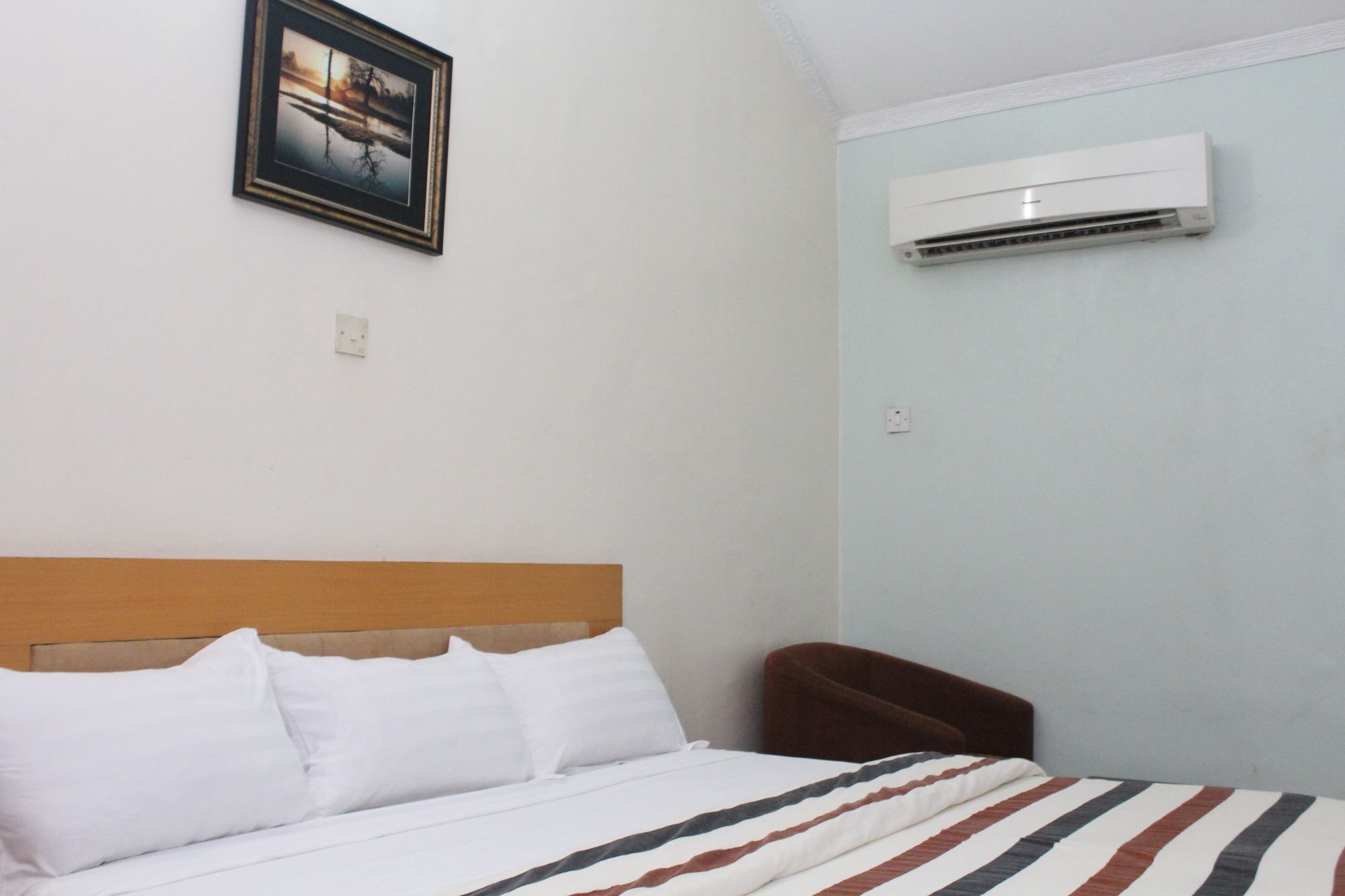 Bluespring Hotel Maryland Bagian luar foto