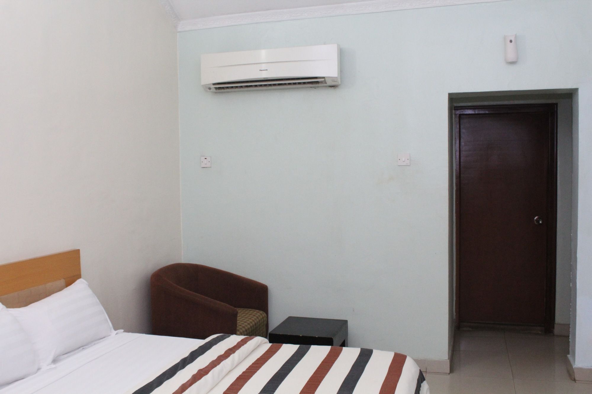 Bluespring Hotel Maryland Bagian luar foto